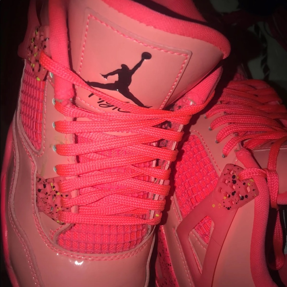 Jordan 4 “hot punch”